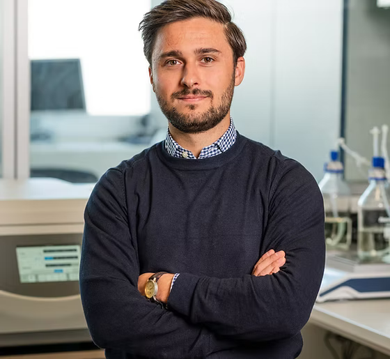 Keeping E.coli production strain productive over 1,000 hours